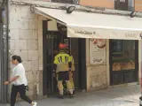 Bomberos de Valladolid rescatan a un joven que tenía un examen de oposición y había quedado encerrado en una cafetería