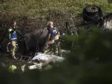 Bomberos en el lugar del accidente en el que un camión ha caído 20 metros por el viaducto de Ontón (Cantabria), en la A-8.