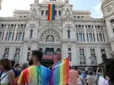 La bandera LGTBI realizada por los ciudadanos luciendo en el Ayuntamiento de Madrid.