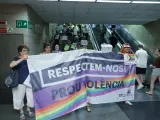 Protesta en la estaci&oacute;n del Clot contra la homofobia.