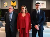 La alcaldesa de Valencia, este martes, con los representantes de AVE en el Ayuntamiento.