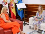 La presidenta de la Asamblea, Blanca Martín (i), se reúne con la presidenta del Grupo Parlamentario del PP, María Guardiola, dentro de la consulta previa a la propuesta de candidato o candidata la presidir la Junta de Extremadura.