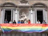 El presidente de la Generalitat, Pere Aragonès, ha encabezado el despliegue de la bandera Lgtbi+ en el balcón del Palau de la Generalitat con motivo del Día Internacional del Orgullo.