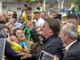 El expresidente de Brasil Jair Bolsonaro es recibido por simpatizantes tras aterrizar en el aeropuerto de Porto Alegre, Brasil, el jueves 22 de junio de 2023. El máximo tribunal electoral de Brasil inició el jueves la audiencia de un caso que alega que Bolsonaro abusó de su poder en los comicios de 2022.