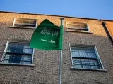 Bandera de Arabia Saudí frente a la embajada del país en Dublín(Foto de ARCHIVO).