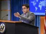 El portavoz adjunto del Departamento de Estado de EEUU, Vedant Patel, habla durante una rueda de prensa.