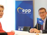 El líder del PP, Alberto Núñez Feijóo, junto a la presidenta de la Comisión Europea, Ursula von der Leyen.