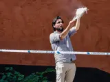 Salwan Momika protesta ante una mezquita de Estocolmo quemando un Corán.