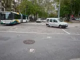 Un autobús urbano por las calles de Pamplona.