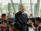 Zidane saluda a unos ni&ntilde;os en su campus Z5, en Francia.