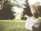La lectura siempre es un plan excelente y en verano más todavía porque puedes disfrutarla en parques y jardines.