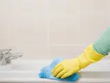 Para evitar el moho rosa, es necesario mantener el baño limpio y seco.
