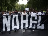 Un grupo de jóvenes sujeta una pancarta con el nombre de Nahel, el joven de 17 años que conducía sin permiso un coche y que trataba de escapar a un control cuando fue disparado mortalmente por un policía.