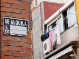 Un cartel de 'Se Alquila', 19 de junio de 2023, en Madrid (España).