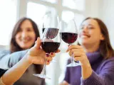 Un grupo de mujeres bebiendo vino.