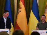 El presidente del Gobierno, Pedro S&aacute;nchez, y el de Ucrania, Volodimir Zelenski, en una rueda de prensa conjunta tras una reuni&oacute;n en Kiev.