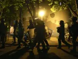 Un grupo de policías camina durante una protesta en Nanterre, en las afueras de París, en la noche del viernes al sábado.