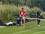 El español Carlos Alcaraz, primer cabeza de serie de Wimbledon, se ejercitó este domingo con un vendaje en el muslo derecho, la zona que se lesionó hace una semana. EFE/ Manuel Sánchez REINO UNIDO TENIS WIMBLEDON