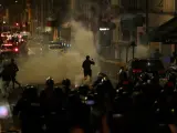 Policías antidisturbios cargan en París en la quinta noche de altercados por la muerte de Nahel.