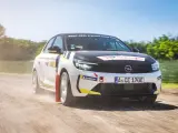 Probamos el Opel Corsa-e Rally en pista de tierra.