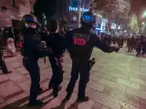 Policías antidisturbios se enfrentan a manifestantes cerca del Arco del Triunfo en París este pasado 1 de julio.