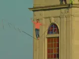 El funambulista Nathan Paulin cruzando el paseo de Gràcies a 70 metros sobre un cable de acero.
