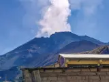 El volcán Ubinas está lanzando cenizas que se dispersan hacia el sur y sureste.