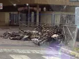 Bicicletas quemadas y mobiliario urbano destruido tras una nueva noche de disturbios en la localidad de Montreuil.