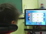 Una niña utiliza un dispositivo eye-tracking en el aula.