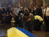 Una mujer ucraniana presenta sus respetos ante el féretro de Amelina, este martes, en Kiev