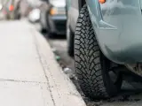 Chocar la rueda del coche con un bordillo puede afectar al neumático.