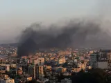 Columna de humo tras un bombardeo de Israel contra el campamento de refugiados de Yenín.