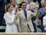 Roger Federer y su mujer durante el homenaje de Wimbledon.