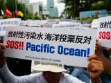 Miles de manifestantes protestan en Seúl, capital de Corea del Sur,contra el plan japonés de verter 1.32 millones de toneladas de agua contaminada de la central nuclear de Fukushima en el Pacífico.