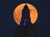 La luna creciente sale detrás del edificio Power and Light el domingo 2 de julio de 2023, en Kansas. Esta luna será llena el lunes 3 de julio y será la primera de las cuatro superlunas que saldrán en 2023.