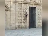 En plena temporada turística, se multiplican los actos vandálicos en la catedral de Santiago de Compostela. El último, un joven encaramado a la fachada de la Puerta Santa, a plena luz del día, y poniendo en riesgo las esculturas, consideradas Patrimonio Mundial de la Unesco.
