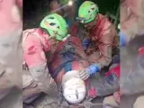 Los equipos de rescate italianos lograron recuperar con vida a una espeleóloga que el pasado domingo había quedado atrapada a 150 metros de profundidad en una cueva de la región de Lombardía tras sufrir una caída.