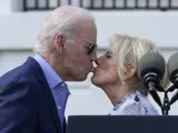 El presidente Joe Biden besa a la primera dama Jill Biden antes de hablar en el Jardín Sur de la Casa Blanca en Washington, el martes 4 de julio de 2023, durante una barbacoa con familias de militares en servicio activo para celebrar el 4 de julio.