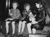 "Tres niñas pequeñas esperando en la estación de Liverpool Street", decía el pie original cuando se publicó la foto en 1939.