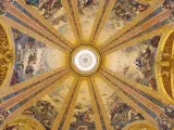 La cúpula tiene un diámetro de 33 metros cuadrados y su diseño fue elaborado por Antonio Plo y Camín.