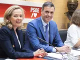 El presidente del Gobierno y secretario general del PSOE, Pedro Sánchez, junto a la vicepresidenta primera, Nadia Calviño.