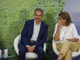 El expresidente del Gobierno José Luis Rodríguez Zapatero junto a la vicepresidenta y ministra para la Transición Ecológica, Teresa Ribera.