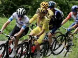 La Caserne (France), 05/07/2023.- Slovenian rider Tadej Pogacar (L) of team UAE Team Emirates and his teammate Yellow Jersey overall leader British rider Adam Yates in action during the 5th stage of the Tour de France 2023, a 162,7km race from Pau to Laruns, France, 05 July 2023. (Ciclismo, Francia, Eslovenia) EFE/EPA/CHRISTOPHE PETIT TESSON FRANCE CYCLING
