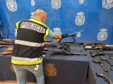 Armas de fuego y munición hallada en una vivienda de Estepona.