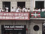 Los balcones de Pamplona se llenan de pancartas en apoyo a Osasuna.
