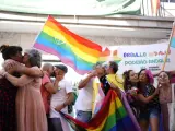 "Besada LGTBIQ+" de Adelante ante la sede de Vox de El Puerto.
