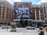 El PSOE despliega una lona en la Gran Vía de Madrid con el mensaje: "Adelante, atrás"