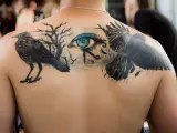 Un tatuaje de unos cuervos.