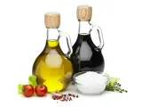 Aliño para una ensalada: aceite, vinagre y sal