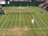El momento del saque bajo de Davidovich ante Rune en Wimbledon.